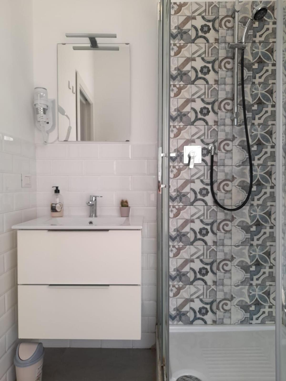 -l' Oasi Del Turista, Room2- Station Gasthuis Milaan